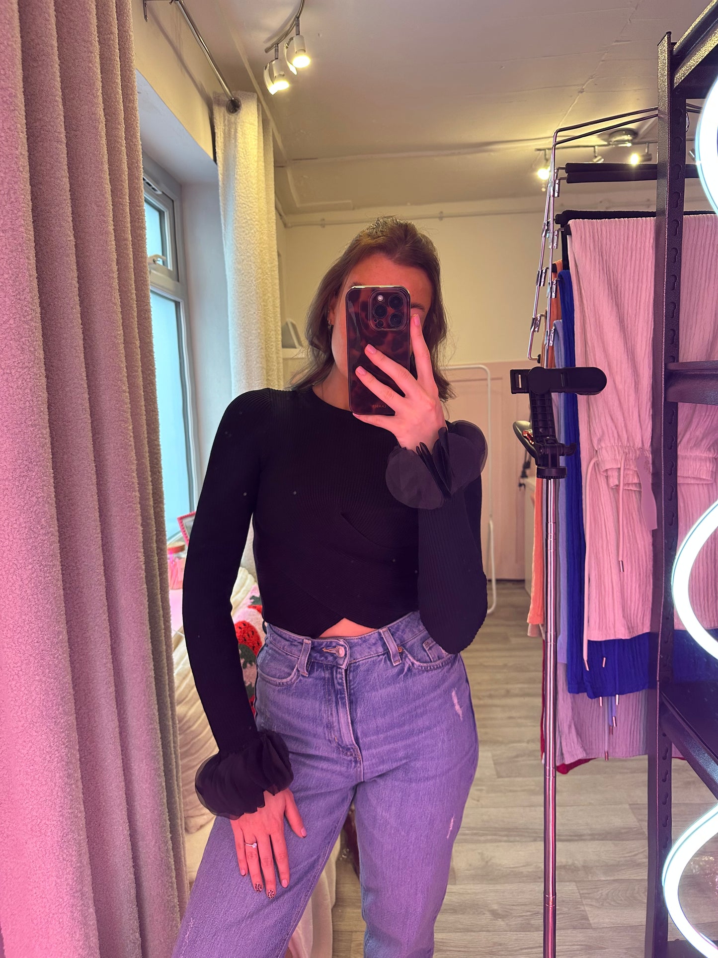 BLACK RUFFLE SLEEVE RIBBED CROP