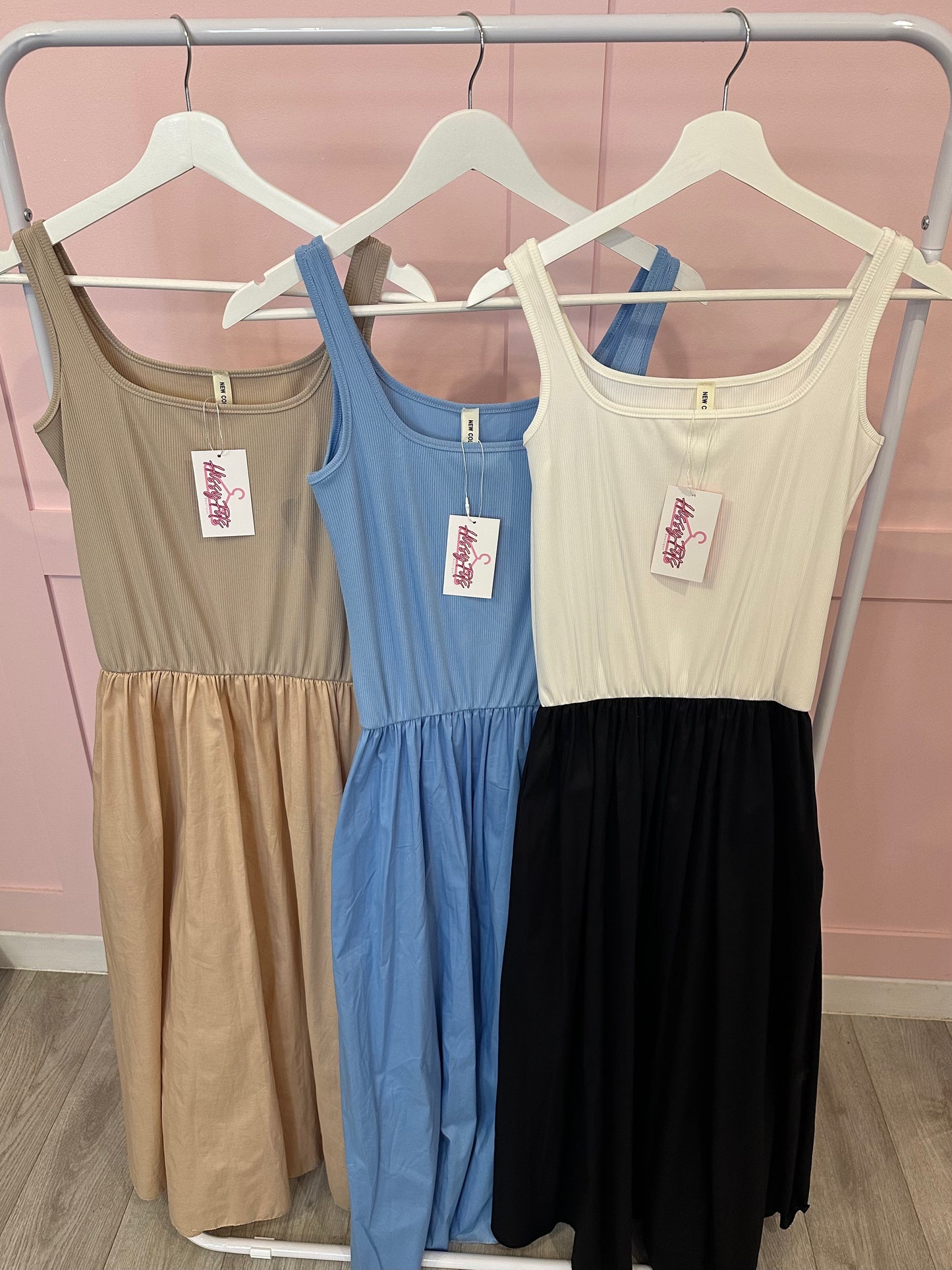 RIBBED SLEEVELESS FLARED MIDI DRESS