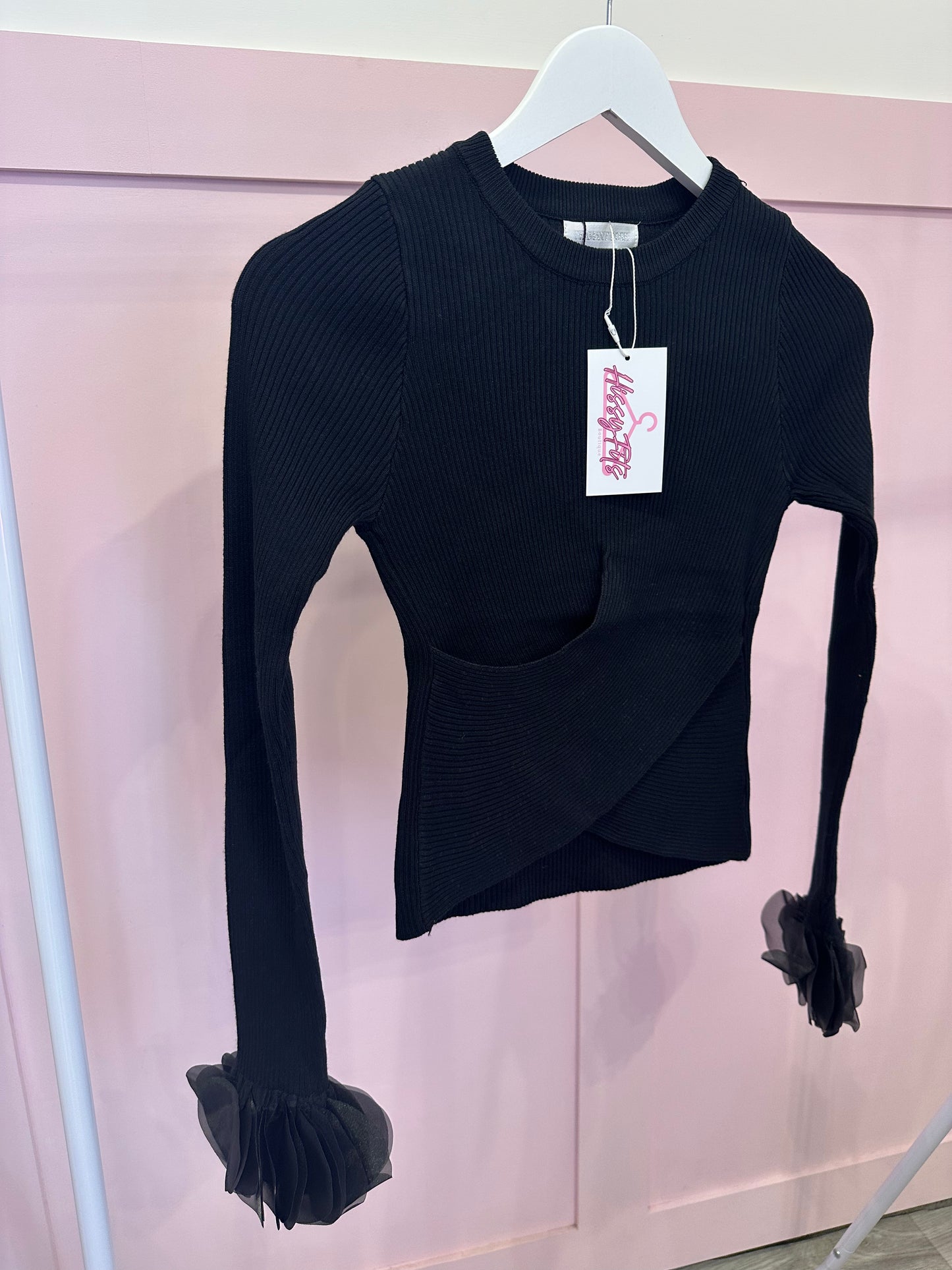 BLACK RUFFLE SLEEVE RIBBED CROP