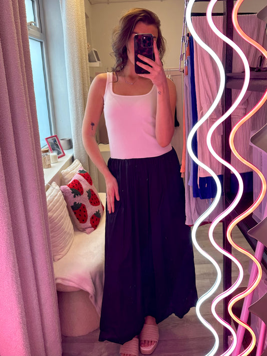 RIBBED SLEEVELESS FLARED MIDI DRESS