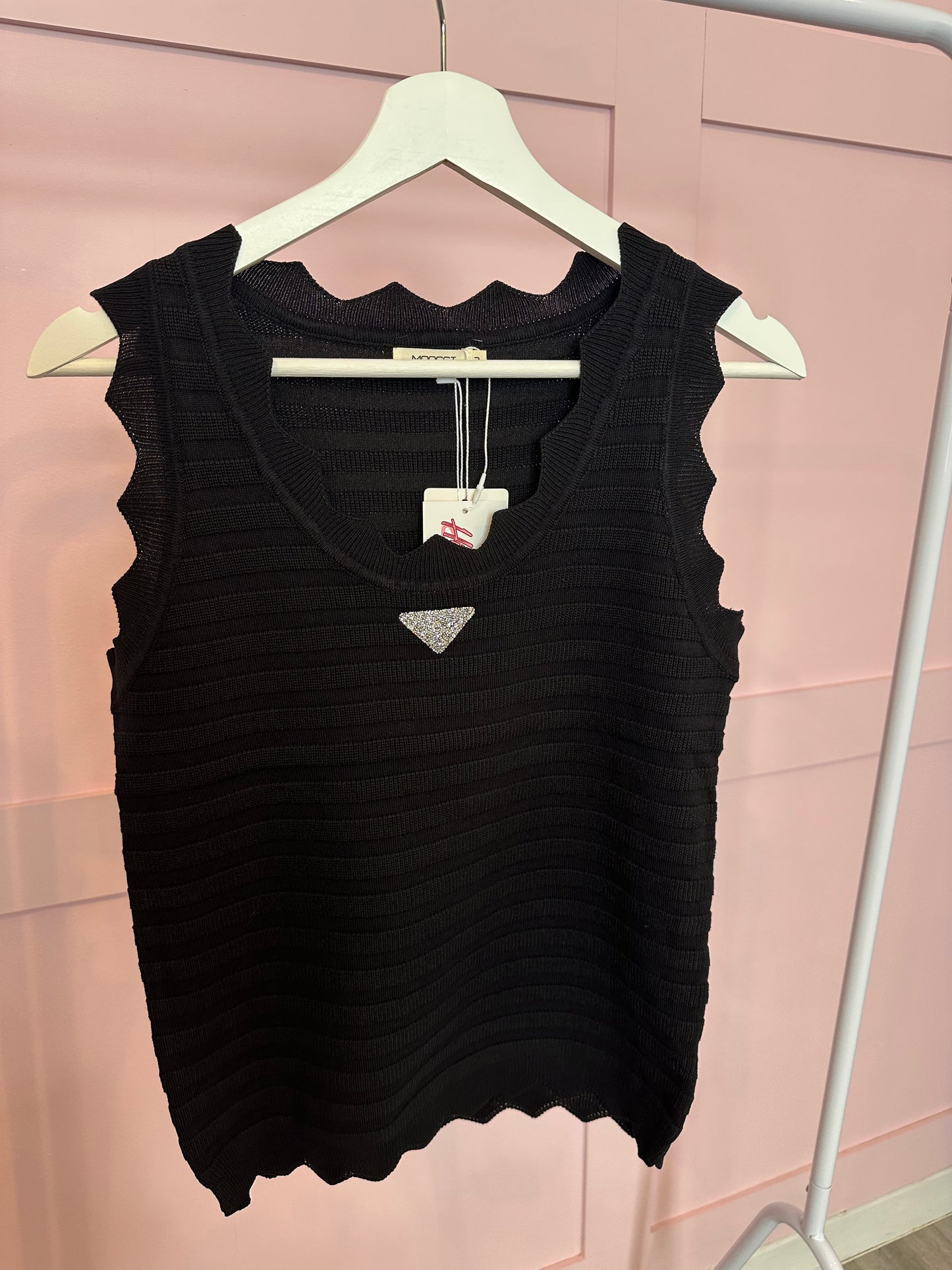 SCALLOPED EDGE RIBBED VEST